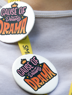 Cause of Death Drama Yazılı 44MM İğneli Rozet Cause of Death Drama Yazılı 44MM İğneli Rozet