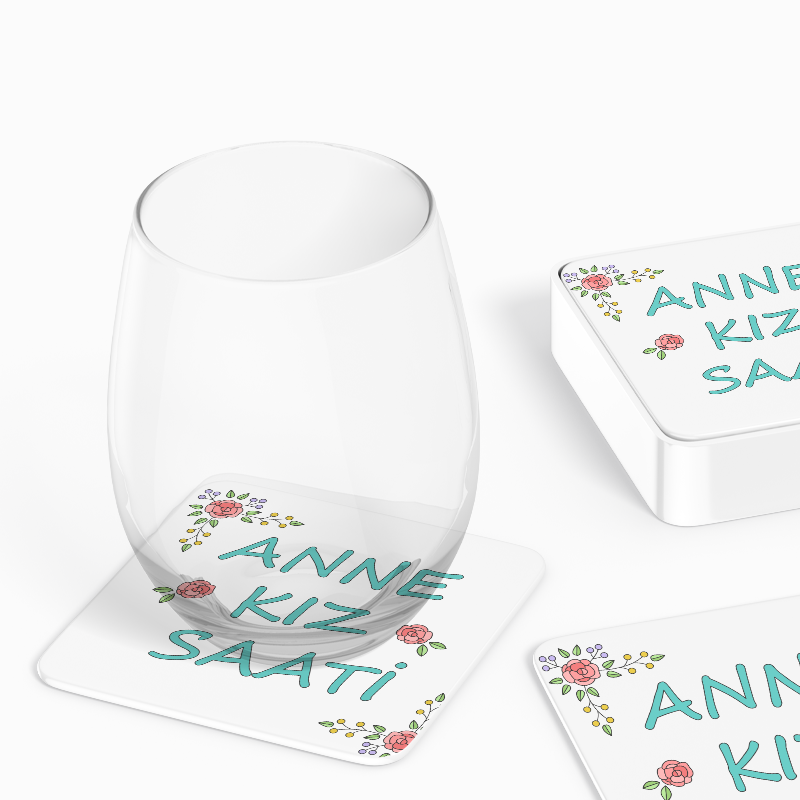 Anne Kız Saati Yazılı 4lü Kare Bardak Altlığı Anne Kız Saati Yazılı 4lü Kare Bardak Altlığı