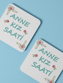 Anne Kız Saati Yazılı 4lü Kare Bardak Altlığı Anne Kız Saati Yazılı 4lü Kare Bardak Altlığı