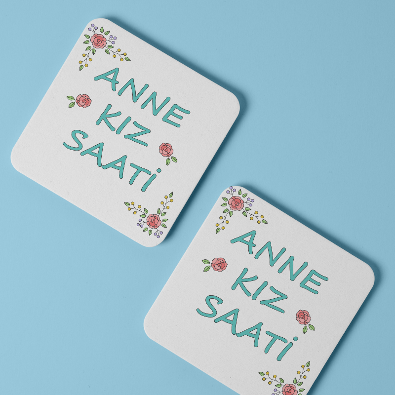 Anne Kız Saati Yazılı 4lü Kare Bardak Altlığı Anne Kız Saati Yazılı 4lü Kare Bardak Altlığı
