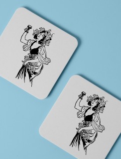 Kadeh Kaldıran Kadın Retro Tasarımlı 4lü Kare Bardak Altlığı Kadeh Kaldıran Kadın Retro Tasarımlı 4lü Kare Bardak Altlığı