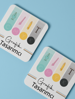 Grafik Tasarımcı Yazılı 4lü Kare Bardak Altlığı Grafik Tasarımcı Yazılı 4lü Kare Bardak Altlığı