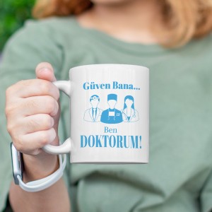 Güven Bana Ben Doktorum Mavi Yazılı Beyaz Porselen Kupa Bardak