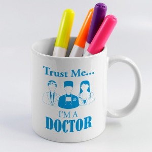 Trust Me I am a Doctor Yazılı Beyaz Porselen Kupa Bardak