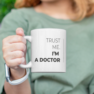 Trust Me I am a Doctor Yazılı Beyaz Porselen Kupa Bardak