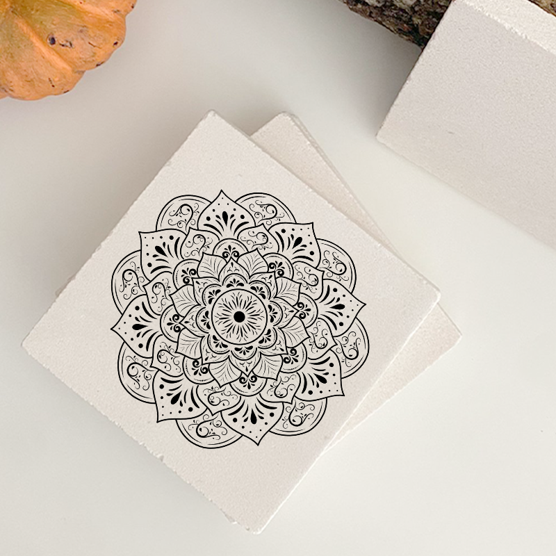 Siyah Beyaz Lotus Çiçeği Tasarımlı 4lü Doğal Taş Kare Bardak Altlığı Siyah Beyaz Lotus Çiçeği Tasarımlı 4lü Doğal Taş Kare Bardak Altlığı