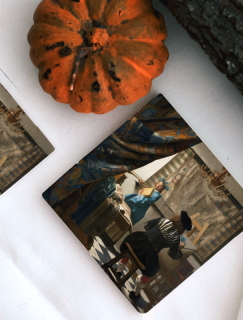 Johannes Vermeer'in Resim Alegorisi (1666 –1668) Tasarımlı 4'lü Doğal Taş Bardak Altlığı Johannes Vermeer'in Resim Alegorisi (1666 –1668) Tasarımlı 4'lü Doğal Taş Bardak Altlığı