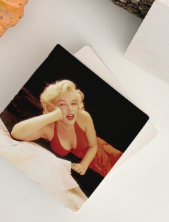 Kırmızı Elbiseli Marilyn 4lü Doğal Taş Kare Bardak Altlığı Kırmızı Elbiseli Marilyn 4lü Doğal Taş Kare Bardak Altlığı