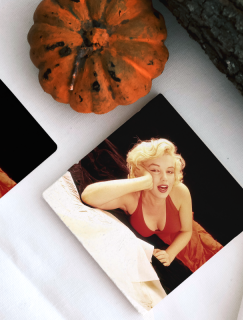 Kırmızı Elbiseli Marilyn 4lü Doğal Taş Kare Bardak Altlığı Kırmızı Elbiseli Marilyn 4lü Doğal Taş Kare Bardak Altlığı