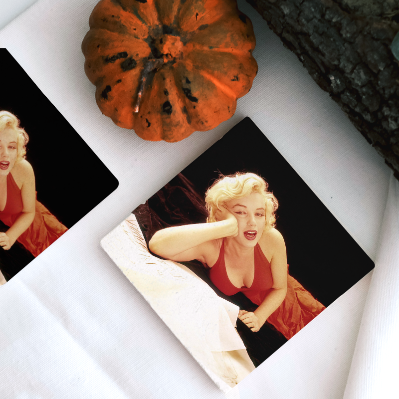Kırmızı Elbiseli Marilyn 4lü Doğal Taş Kare Bardak Altlığı Kırmızı Elbiseli Marilyn 4lü Doğal Taş Kare Bardak Altlığı