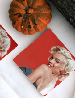 Kırmızı ve Marilyn 4lü Doğal Taş Kare Bardak Altlığı Kırmızı ve Marilyn 4lü Doğal Taş Kare Bardak Altlığı