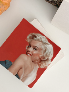 Kırmızı ve Marilyn 4lü Doğal Taş Kare Bardak Altlığı Kırmızı ve Marilyn 4lü Doğal Taş Kare Bardak Altlığı