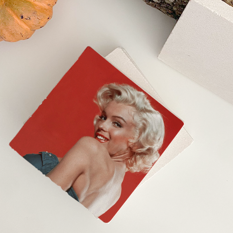 Kırmızı ve Marilyn 4lü Doğal Taş Kare Bardak Altlığı Kırmızı ve Marilyn 4lü Doğal Taş Kare Bardak Altlığı