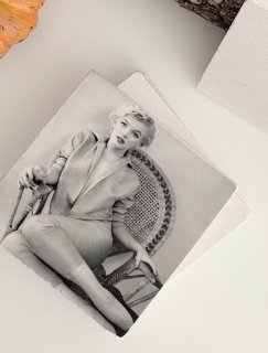 Marilyn Monroe'nun Kahkahası 4lü Doğal Taş Kare Bardak Altlığı Marilyn Monroe'nun Kahkahası 4lü Doğal Taş Kare Bardak Altlığı