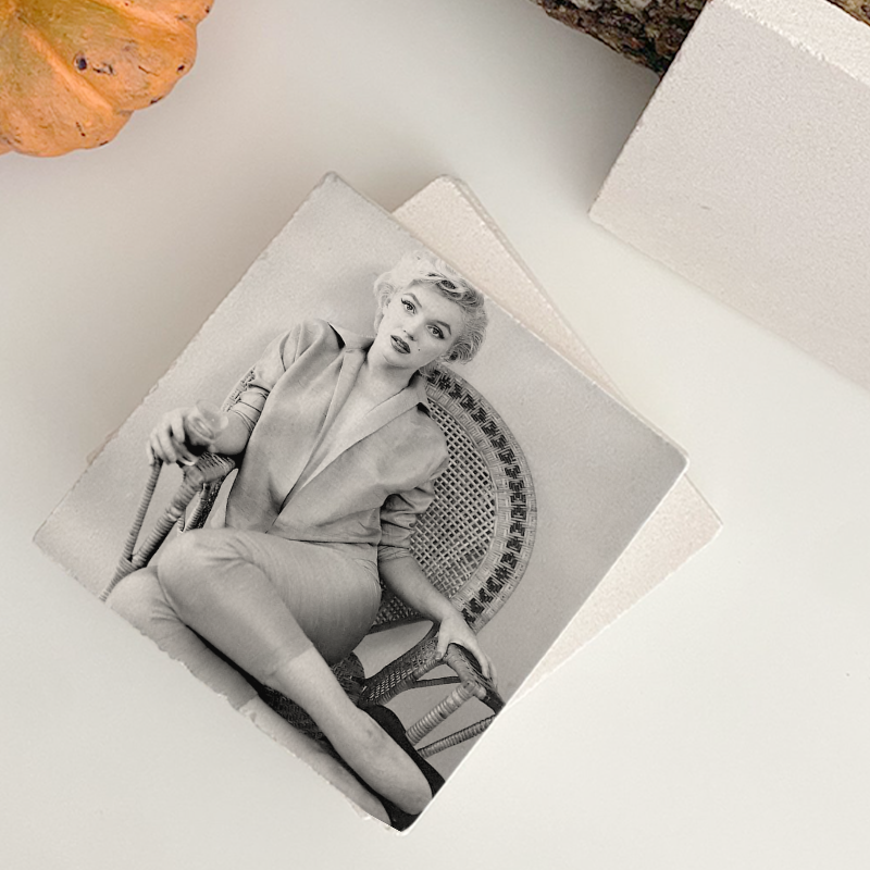 Marilyn Monroe'nun Kahkahası 4lü Doğal Taş Kare Bardak Altlığı Marilyn Monroe'nun Kahkahası 4lü Doğal Taş Kare Bardak Altlığı