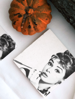 Siyah Beyaz Audrey Hepburn 4lü Doğal Taş Kare Bardak Altlığı Siyah Beyaz Audrey Hepburn 4lü Doğal Taş Kare Bardak Altlığı