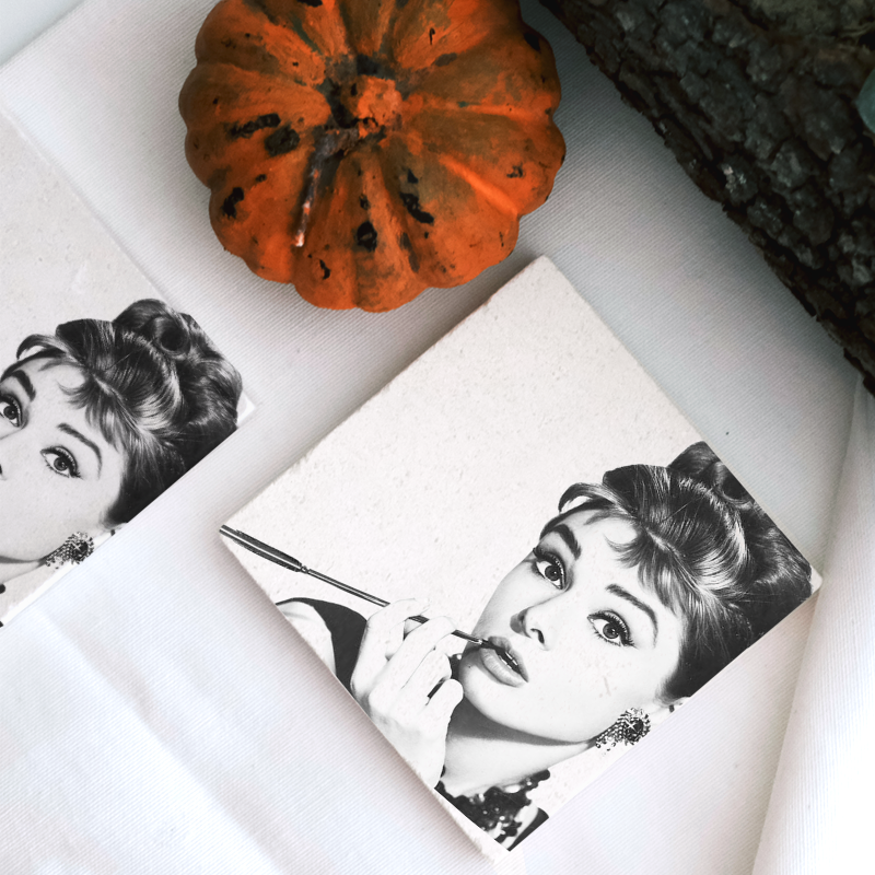 Siyah Beyaz Audrey Hepburn 4lü Doğal Taş Kare Bardak Altlığı Siyah Beyaz Audrey Hepburn 4lü Doğal Taş Kare Bardak Altlığı