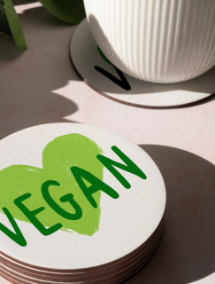 Vegan Yazılı Yeşil Kalp Tasarımlı 4'lü Yuvarlak Bardak Altlığı Vegan Yazılı Yeşil Kalp Tasarımlı 4'lü Yuvarlak Bardak Altlığı