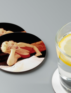 Kırmızı Elbiseli Marilyn 4lü Yuvarlak Bardak Altlığı Kırmızı Elbiseli Marilyn 4lü Yuvarlak Bardak Altlığı