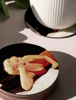 Kırmızı Elbiseli Marilyn 4lü Yuvarlak Bardak Altlığı Kırmızı Elbiseli Marilyn 4lü Yuvarlak Bardak Altlığı